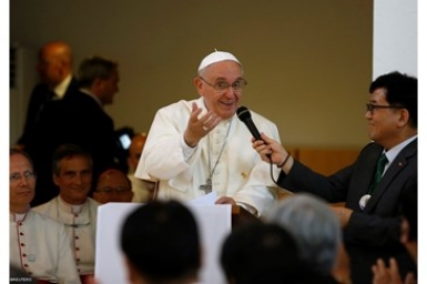 Pope meets members of lay apostolate