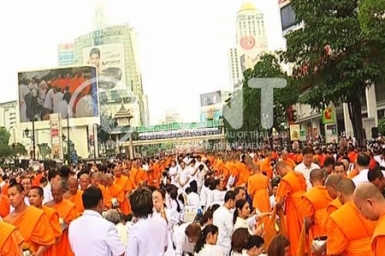 Niwatthamrong makes merit, offers food to 10,000 monks