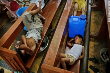 Typhoon Haiyan survivors begin to rebuild amid reigning confusion and delays in aid