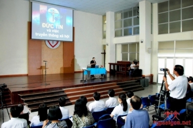 Saigon : Conférence sur la foi et la communication sociale