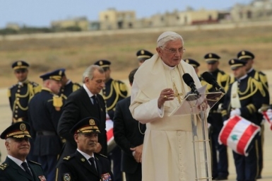 Benoît XVI, dès son arrivée au Liban, a appelé à la paix