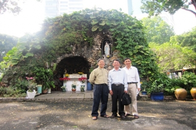 Les bouddhistes Hòa Hảo visitent au Centre pastoral de Saigon