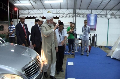 The World Head of the Ahmadiyya Muslim Community Arrives in Singapore