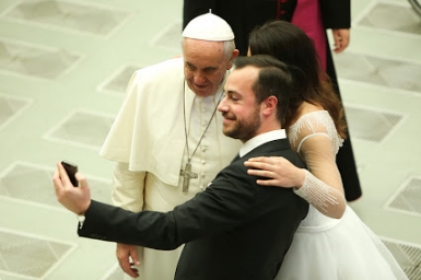 Pope tells fiancés to prepare for marriage with deep awareness