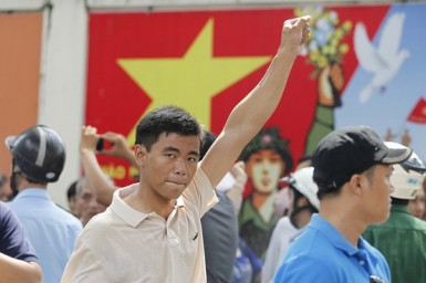 South China Sea: After violence, Beijing evacuates thousands of workers from Vietnam