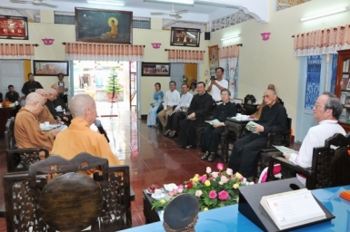 Archbishop Paul Bui Van Doc visited the Administrative Council of Buddhism