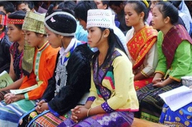 Laos - Hundreds pray without priest at Easter