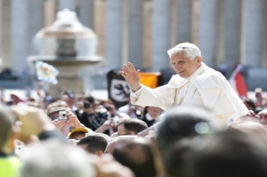 Don`t squander your faith, Pope urges young Churches
