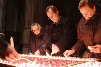 Benoît XVI prie pour les victimes de l’accident de car en Suisse et leurs familles