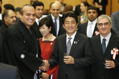 Tokyo, Abe hosts iftar to revive dialogue with Islamic world