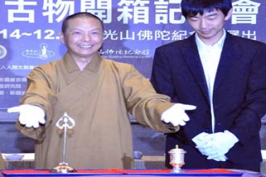 Nobel winner backs Buddhist art exhibit at Fo Guang Shan
