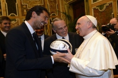 Pope meets Italian, Argentine football players