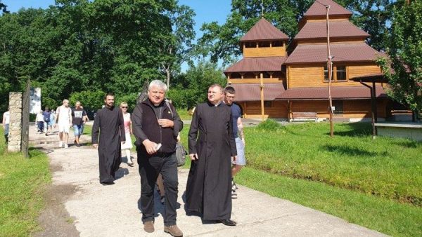 Cardinal Krajewski visits Ukraine on ‘evangelical expedition’