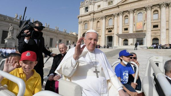 Pope at Audience: Old age 'fruitful time to bear witness to Christ’