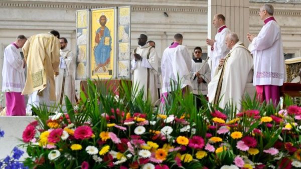 Pope Francis presides at Mass on Easter Sunday