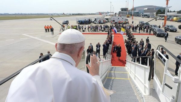 Pope Francis bids farewell to Slovakia