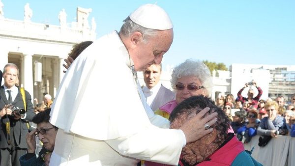 Disfigured man embraced by Pope Francis passes away