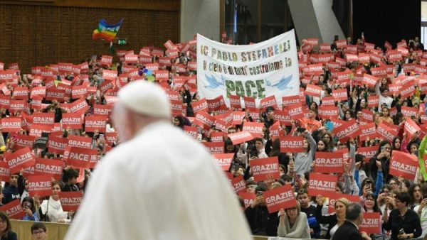 Pope asks children to be “artisans of peace”