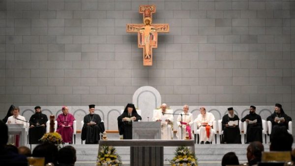 Pope in Bahrain: Unity and witness are essential for ecumenism
