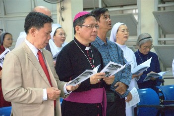 Vietnamese Catholics, Protestants reject past animosity