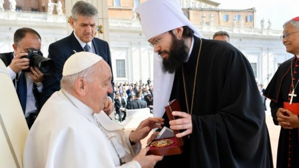 Russian Orthodox Metropolitan Anthony greets Pope at audience