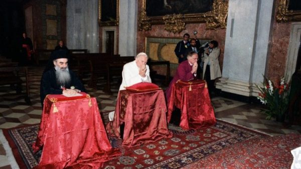 Pope participates in Moment of prayer for peace