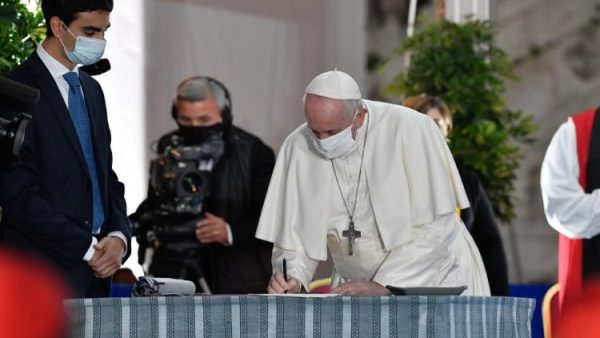 Pope signs Rome 2020 Appeal for Peace