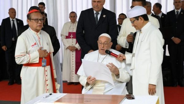 Pope at mosque in Indonesia: May we cultivate friendship as pilgrims on our way to God