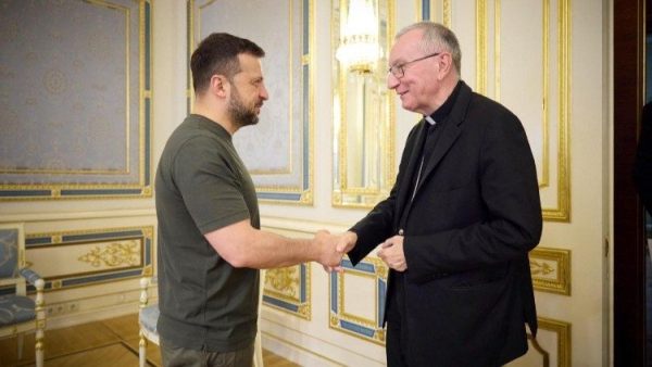 Cardinal Parolin meets Ukrainian President, reaffirms commitment for peace