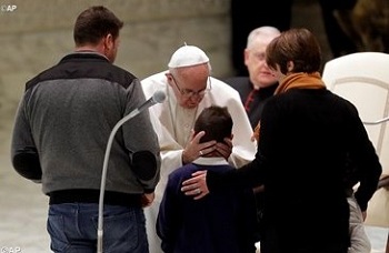 Pope meets with survivors of central Italy's earthquakes