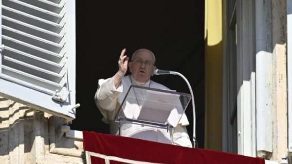 Pope at Angelus: Set forth transmitting faith in our loving God