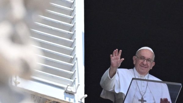 Pope at Angelus: 'Fear not but be vigilant'