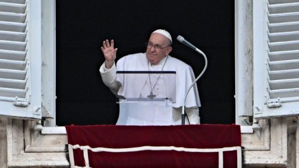 Pope at Angelus: God embraces us and frees us from our sins
