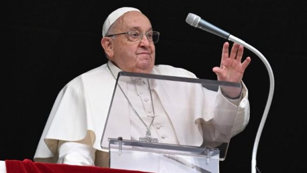 Pope at Angelus: ‘Through Baptism we are reborn to new life’