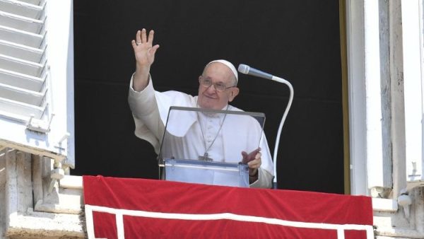 Pope at Angelus: Let`s open ourselves to the light of Jesus!