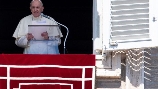 Pope at Angelus: Fidelity to God means willingness to serve