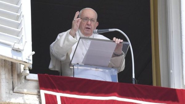 Pope at Regina Coeli: The Spirit frees us from fears and opens doors