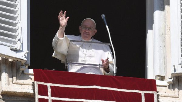 Pope at Angelus: ‘Poor in spirit’ requires us to overcome throwaway culture