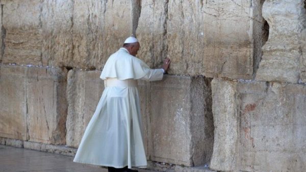 Pope: ‘Let`s work together for peace in the Holy Land’