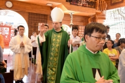 Saigon: Messe célébrée par l` Archevêque Marek Zalewski pour la communauté francophone