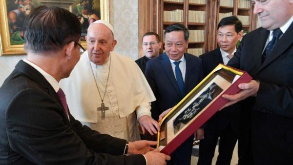Archbishop Gallagher discusses Pope's meeting with Vietnamese delegation