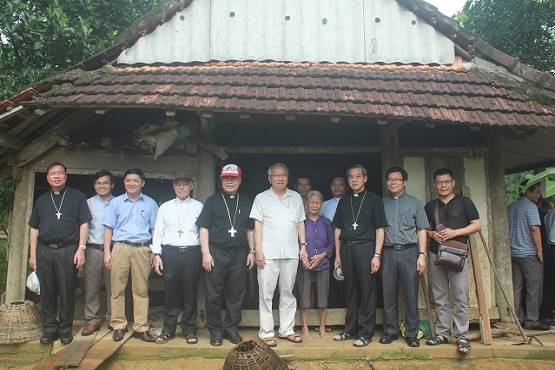 Vietnamese bishops console flood victims
