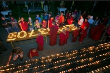 Buddhist Volunteers Comforting MH370 Families in Malaysia