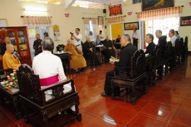 Délégation de l’archevêché de Saigon visite le Conseil d’administration du bouddhisme de HCM Ville