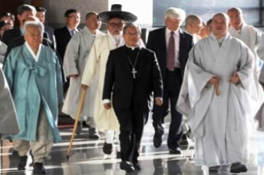 Pope meets leaders of other Churches and faiths in Korea