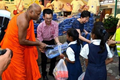 10,000 Malaysian Students Receive School Items