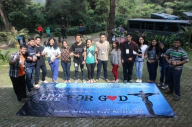 Jakarta, hundreds of students participate in ``Live for God, Life for Good``