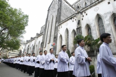 Vietnamese Catholics celebrate new auxiliary bishops in Vinh and Hung Hoa