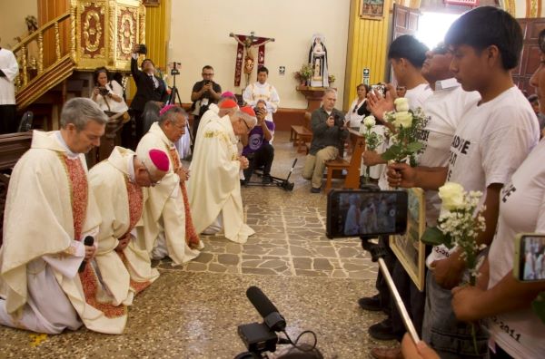Peru: Cardinals, bishops kneel before 
