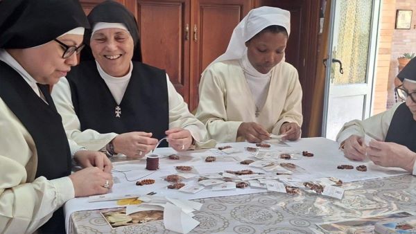 Rosaries made by cloistered nuns to accompany Pope in Spain